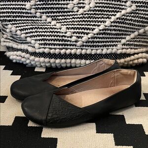 Xeroshoes Women's Black Textured Ballet Flats